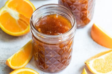 Dos vasos de mermelada de naranja.