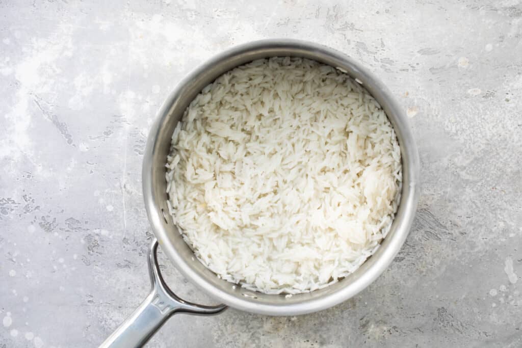 Olla con arroz con leche antes de cocer