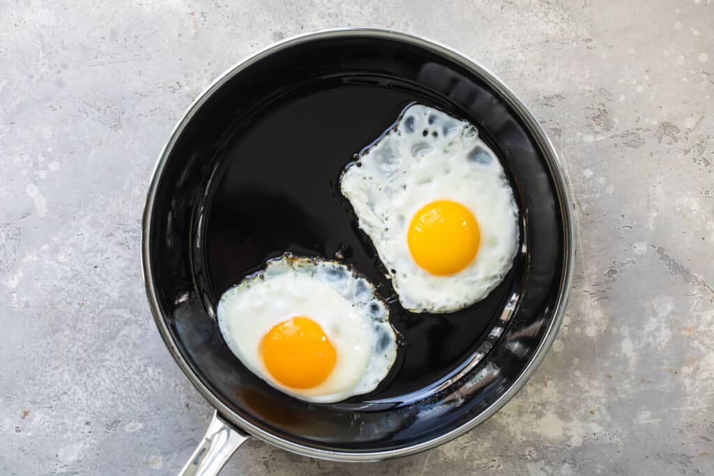 Dos huevos estrellados en un sartén