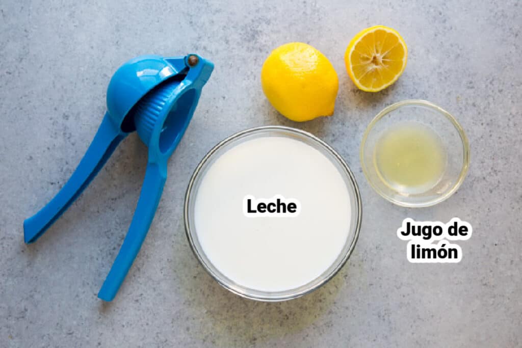 Ingredientes para la receta para hacer suero de mantequilla con etiquetas