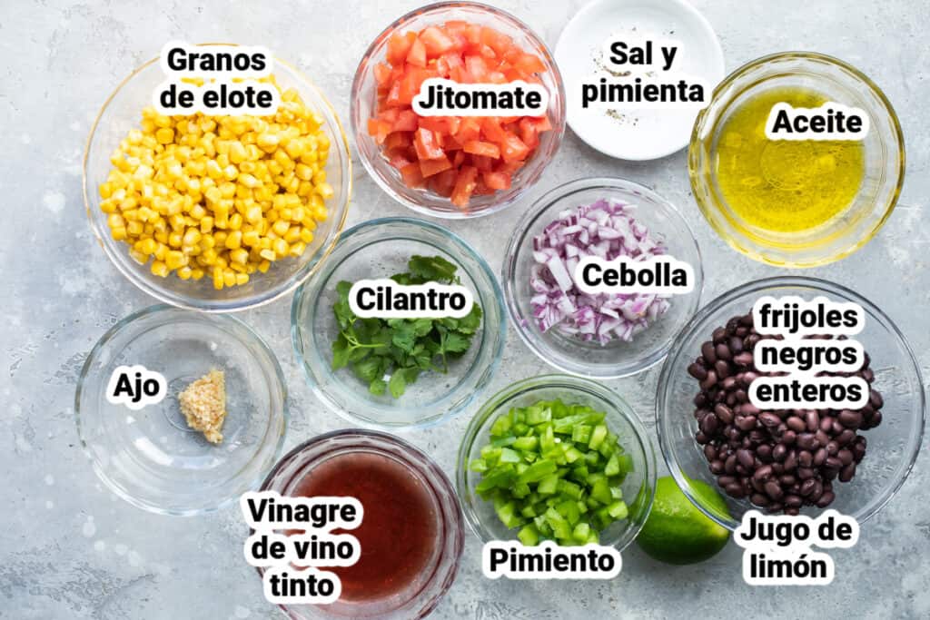 Ingredientes para la receta de salsa de frijoles negros en recipientes separados con etiquetas