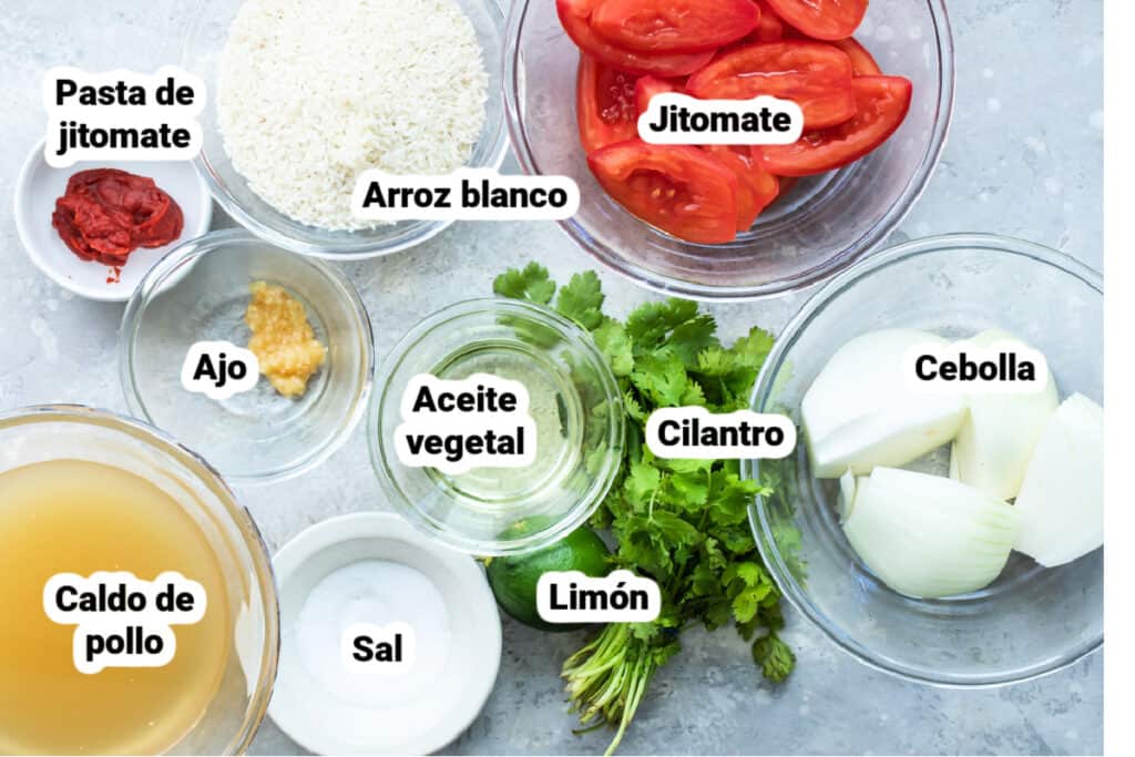 Ingredientes para hacer arroz rojo mexicano con etiquetas