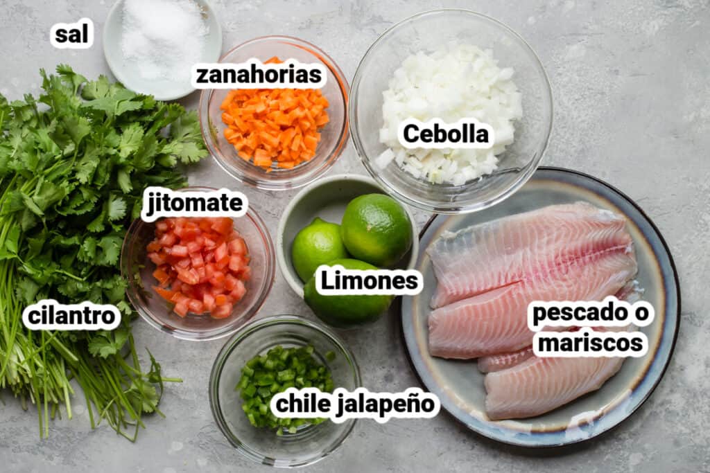Ingredientes para hacer ceviche de pescado con etiquetas