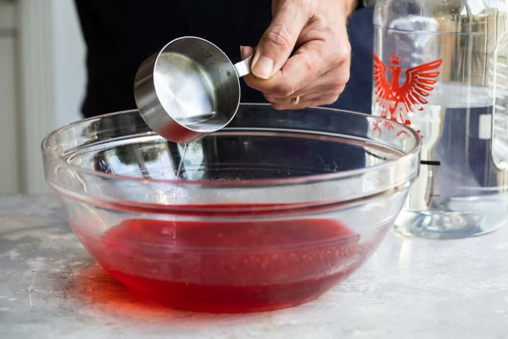 Añadiendo vodka a la mezcla de gelatina