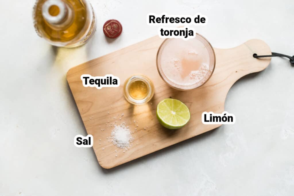 Ingredientes para hacer el coctel "paloma" con etiquetas