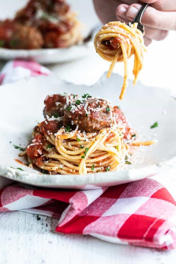 Spaghetti con albóndigas servido 