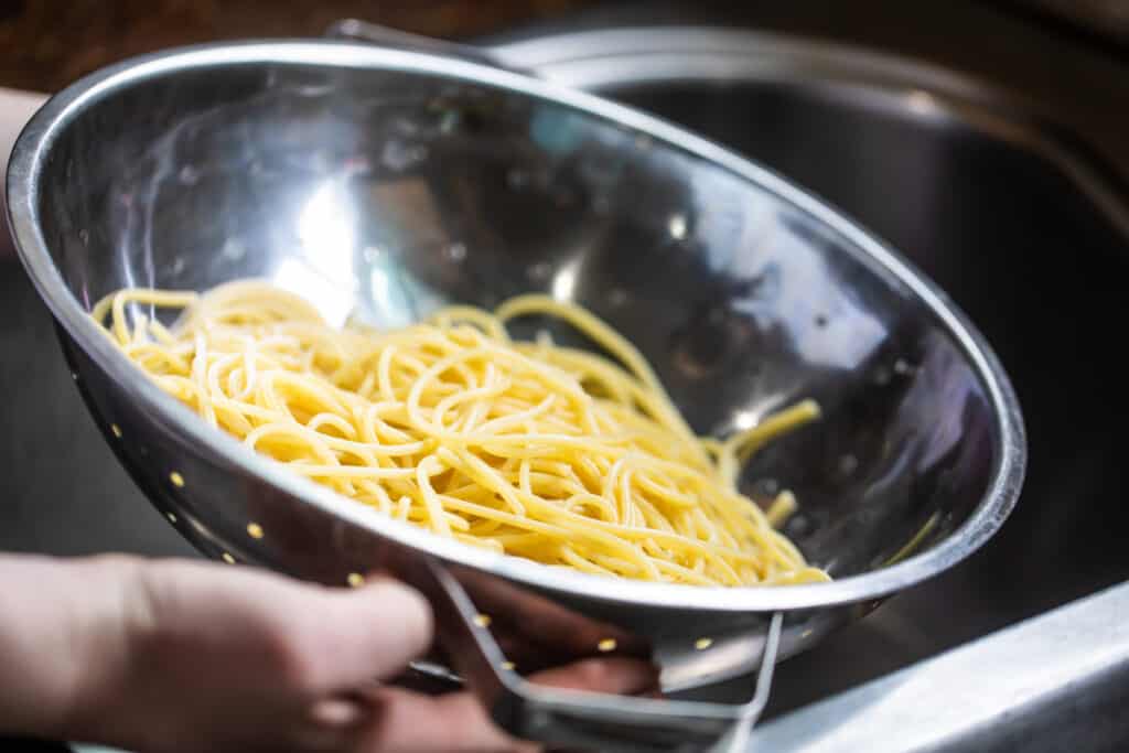 Spaghetti cocido en el colador