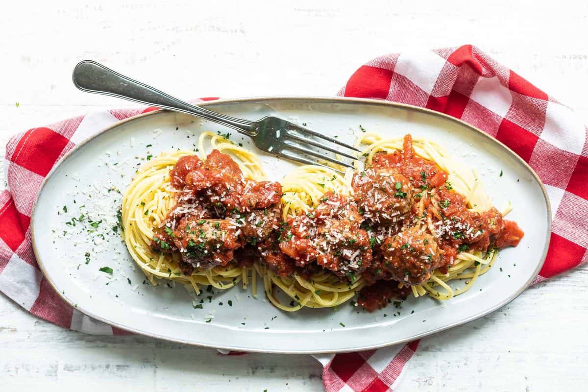 Spaghetti con albóndigas servido y condimentado