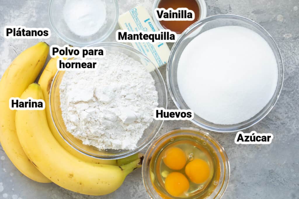 Ingredientes para hacer panqué de plátano en cuadros con cubierta de queso crema