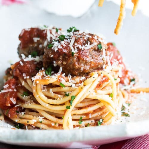 Spaghetti con albóndigas servido