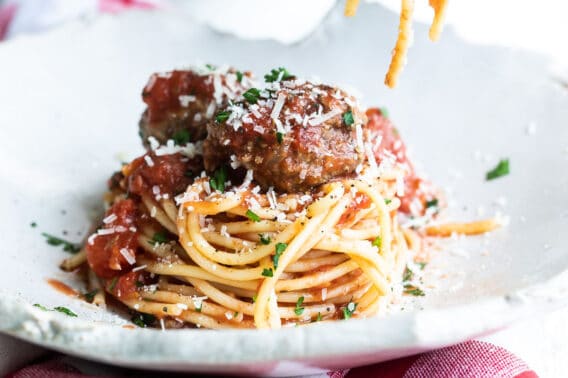Spaghetti con albóndigas servido