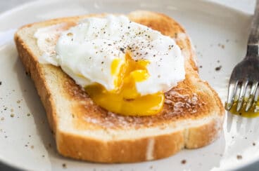Huevo escalfado servido sobre pan tostado