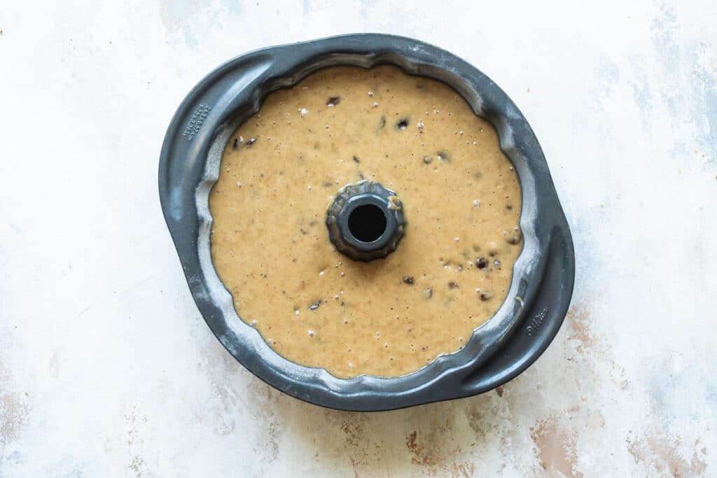 Mezcla de pastel de especias en el molde circular