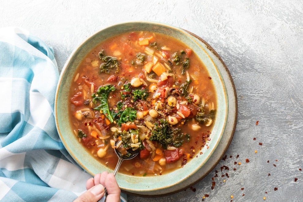 Sopa minestrone preparada con caldo de verduras casero