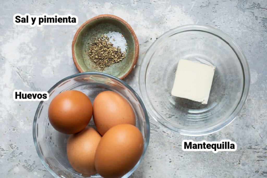 Ingredientes para hacer huevos revueltos