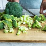 Cortando brócoli crudo