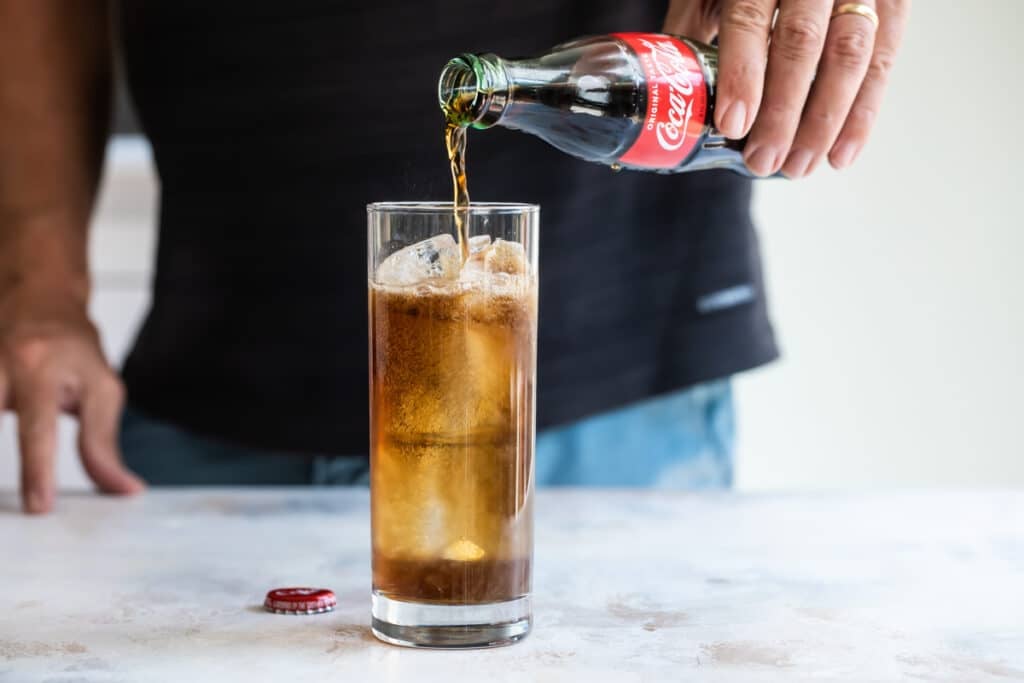 Sirviendo Coca-Cola para preparar un charro negro