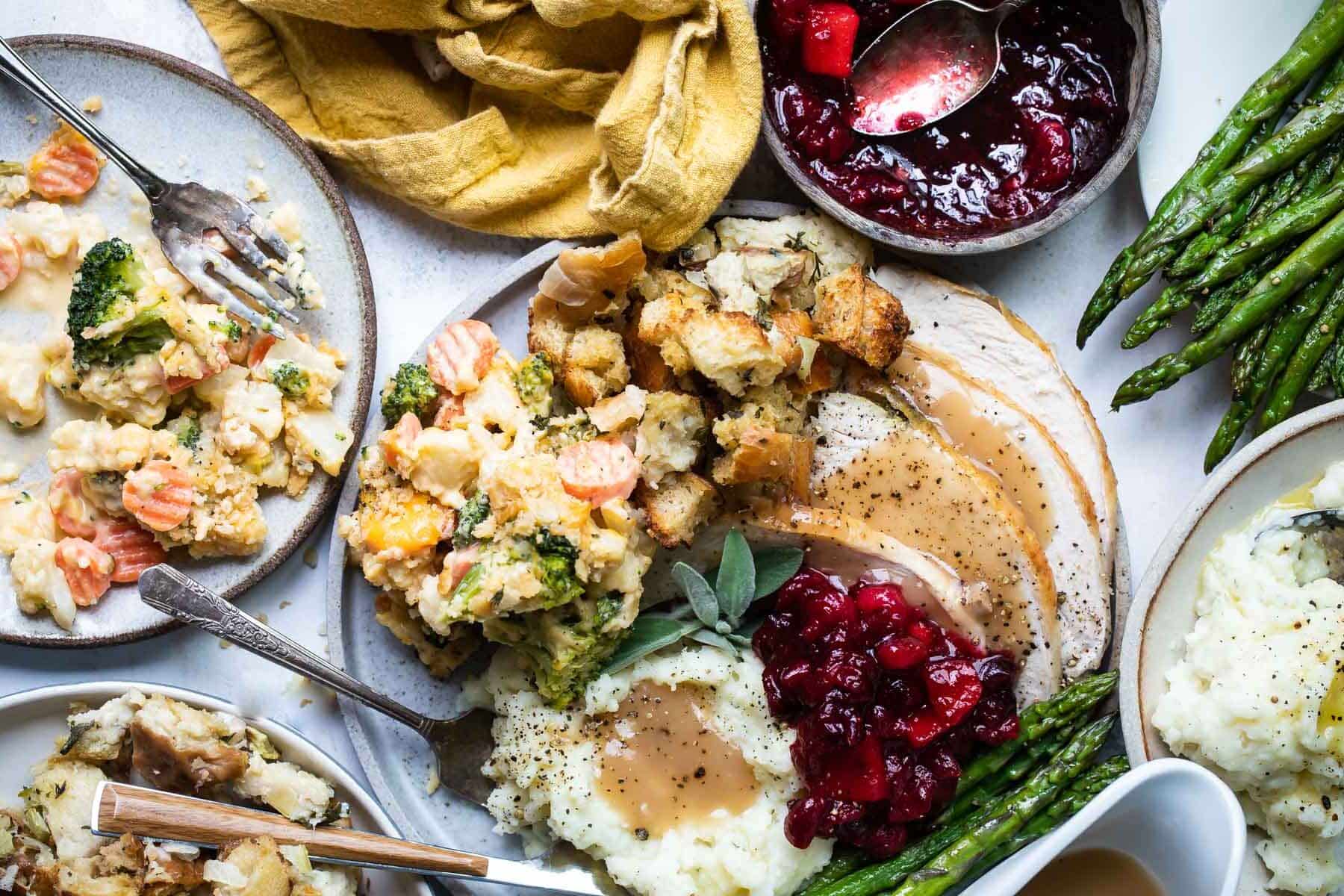Fotografía decorativa de un plato de Thanksgiving con relleno, pavo, puré de papas y gravy entre otros