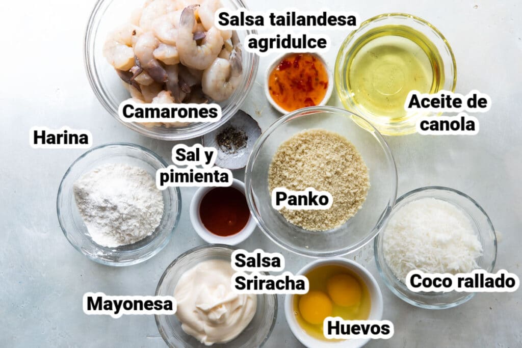 Ingredientes para hacer camarones cubiertos de coco