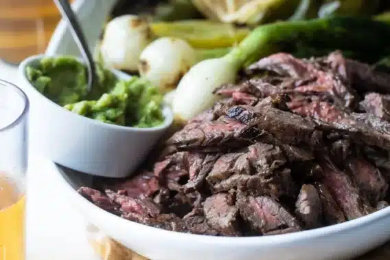 Carne asada en tiras servida con acompañamientos