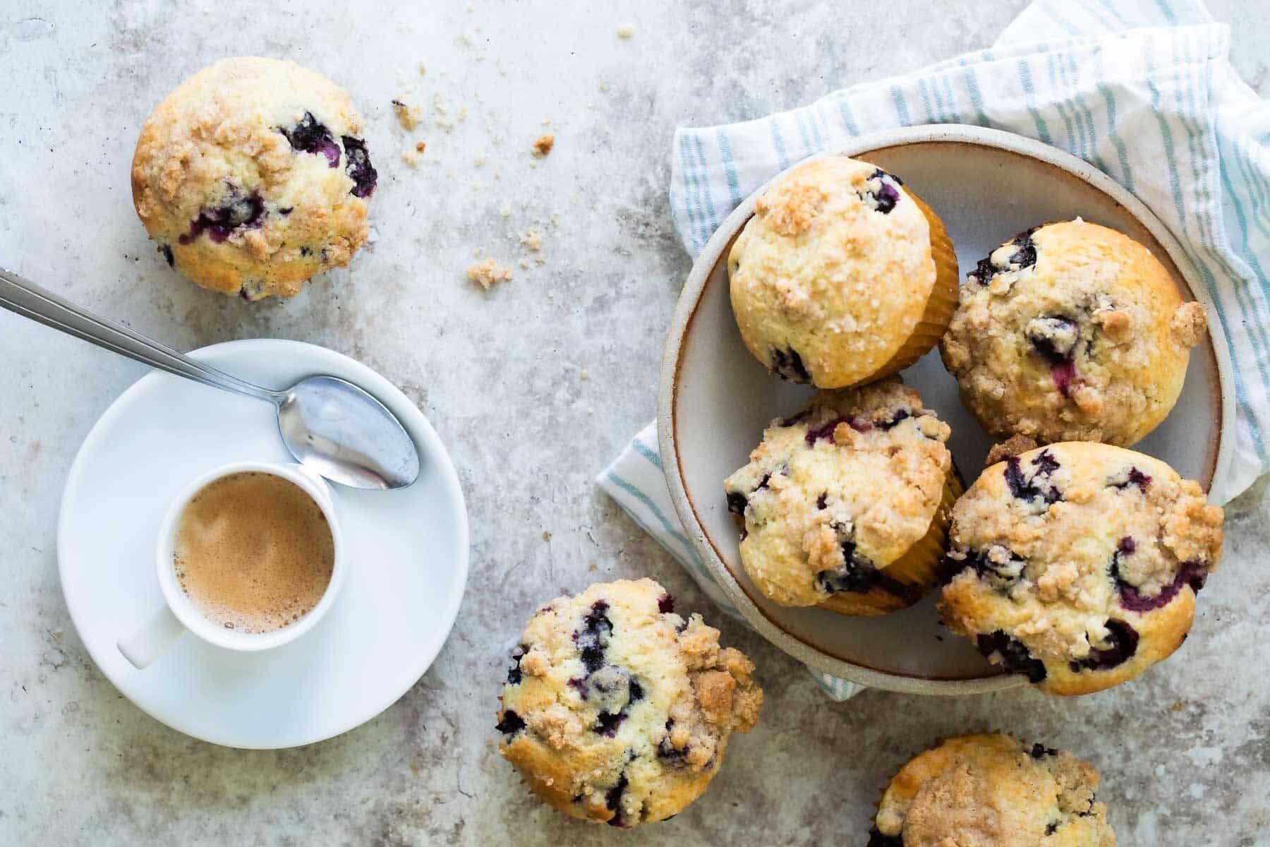 Foto decorativa de muffins de mora azul servidos con café