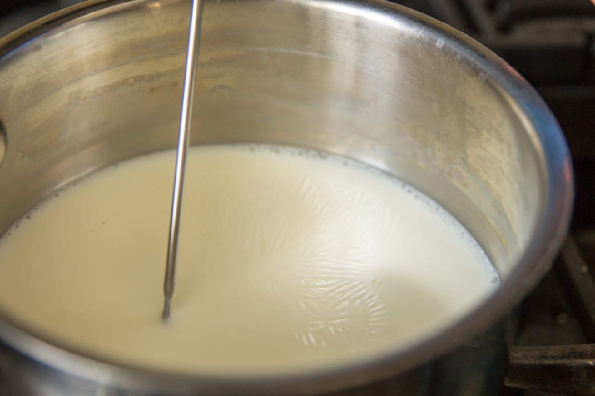 Medición de temperatura de leche en punto de ebullición