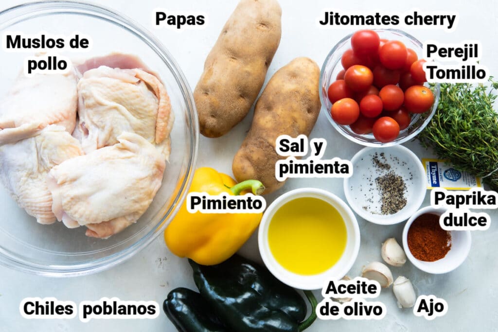 Ingredientes para hacer pollo a la paprika en charola