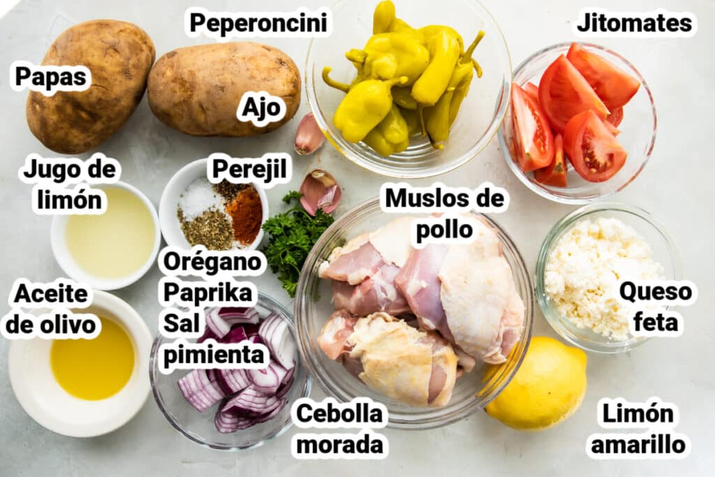 Ingredientes para hacer pollo con papas al estilo griego en una charola