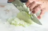 Cortando cebolla en cubos