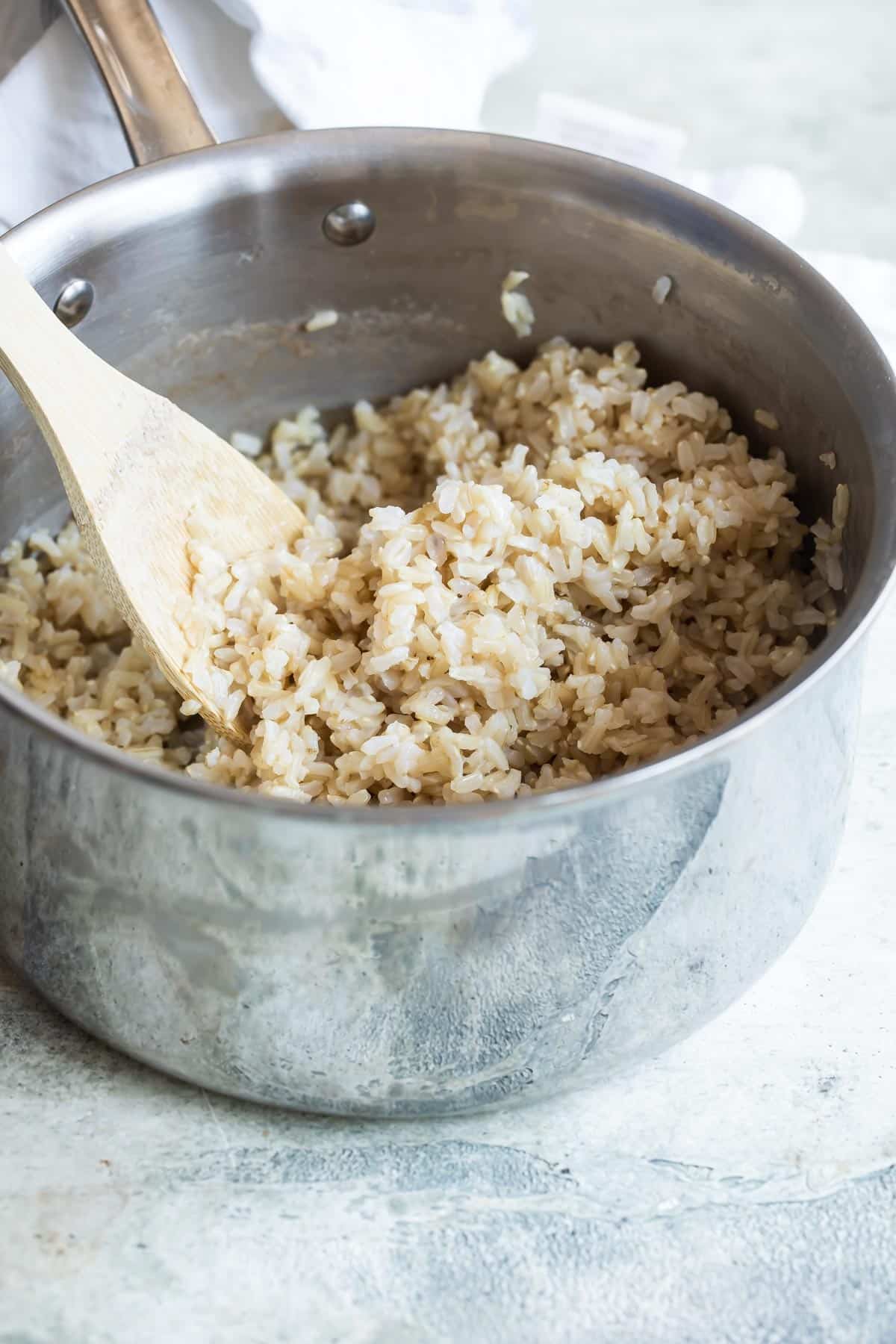 Olla con arroz integral cocido a la perfección