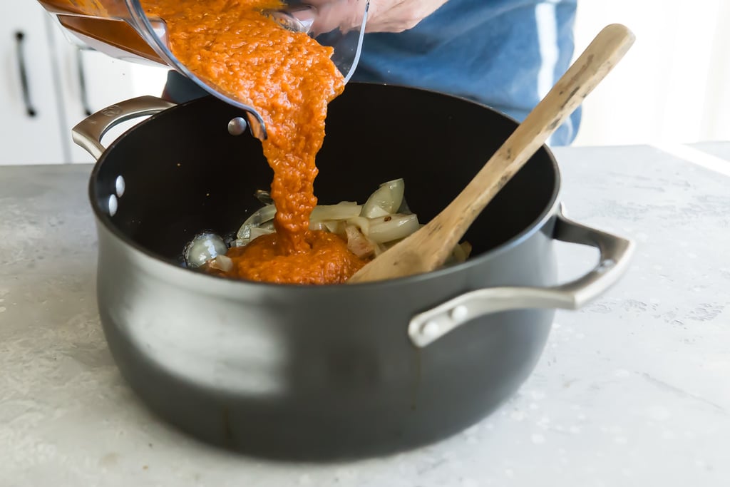 Añadiendo la salsa a las cebollas salteadas en la olla