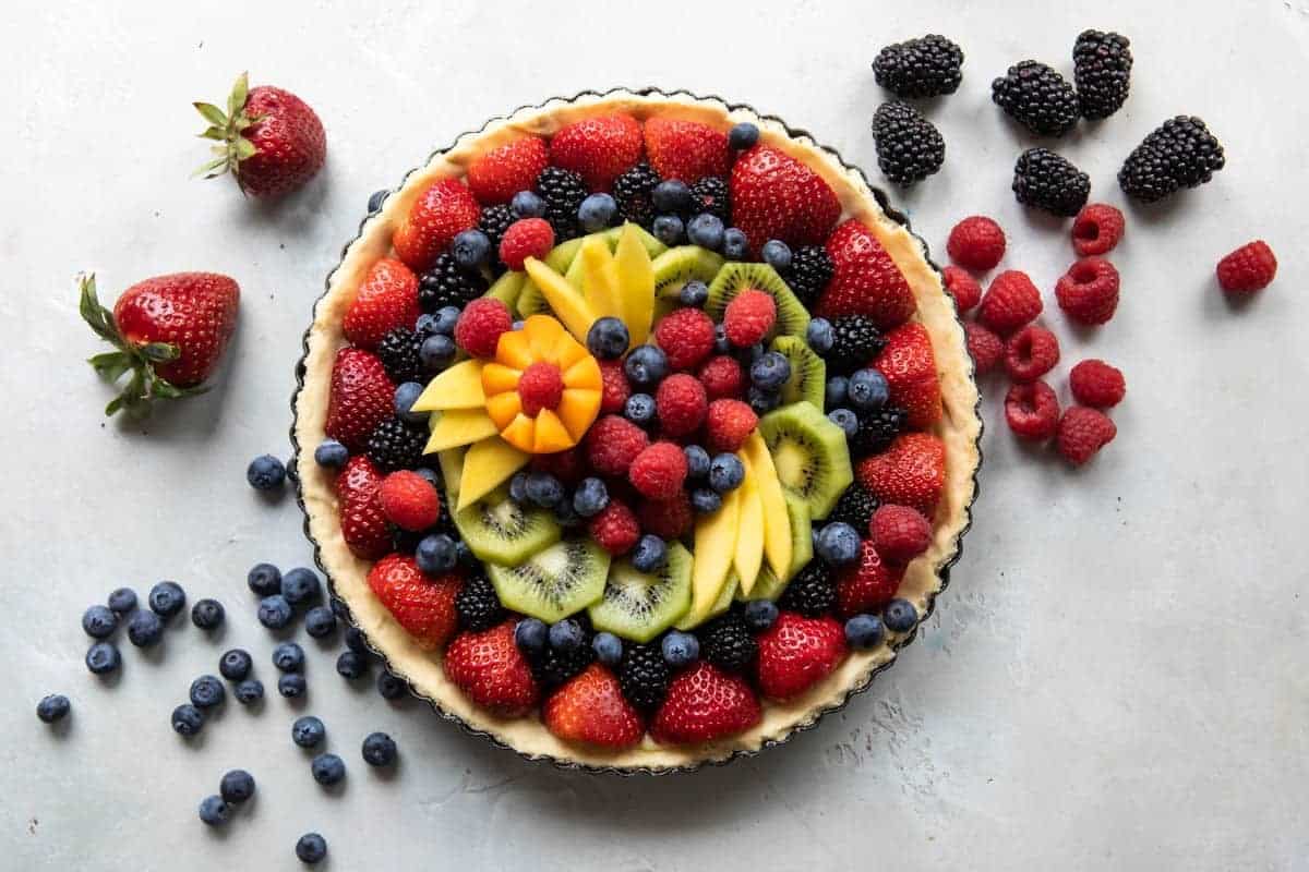Una tarta de fruta fresca entera y sin rodajas.