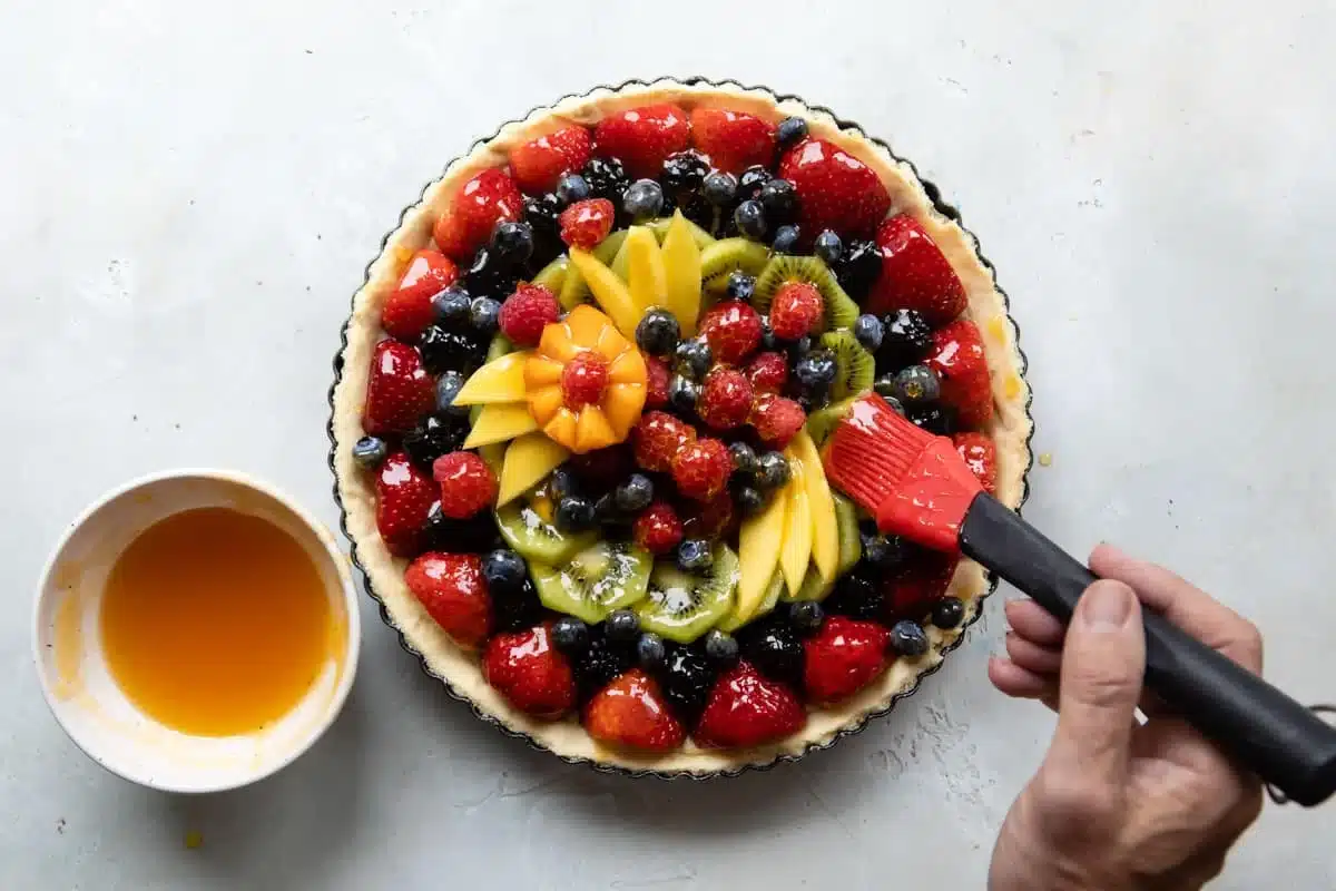 Barnizando la tarta de frutas frescas