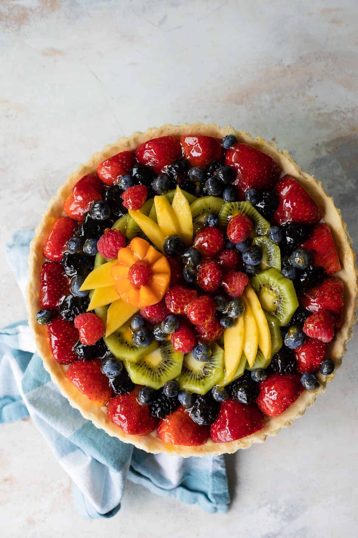 Una tarta de fruta fresca entera y sin rodajas.