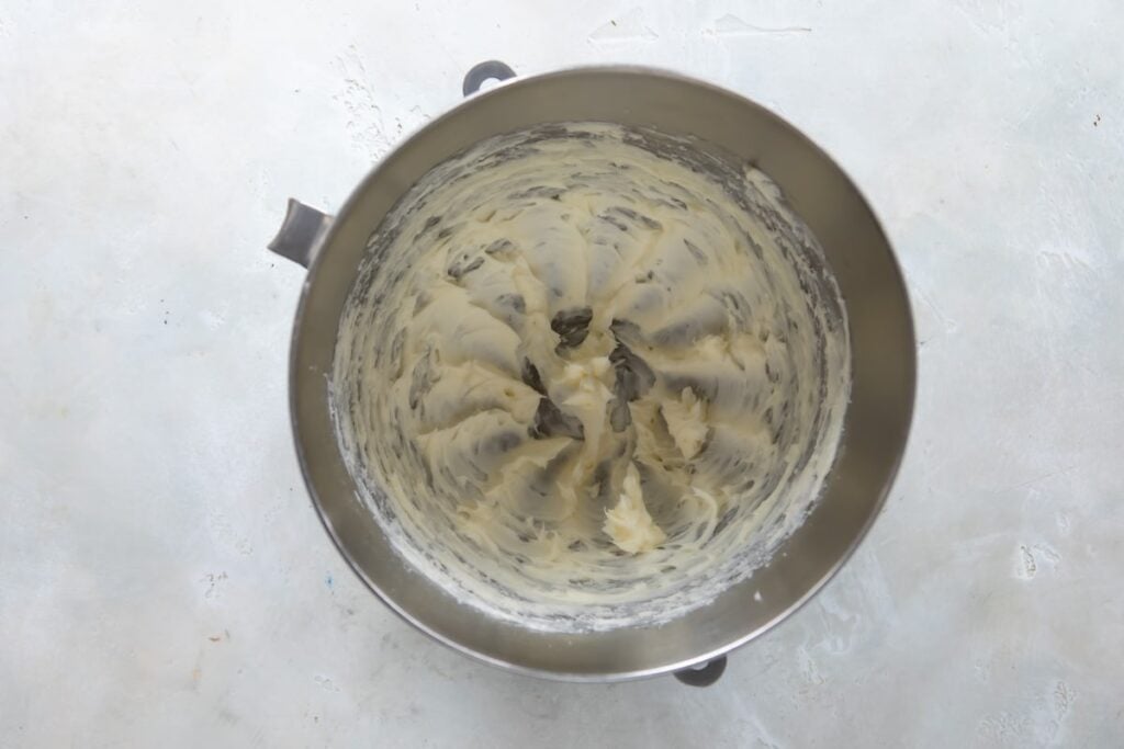 Mezclando harina en la mezcla para pasta de base de tarta.