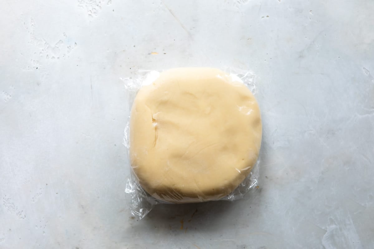 Pasta de base de tarta envuelta en plástico para envolver en forma rectangular