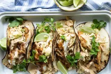 Tacos de pescado a la parrilla con col picante servidos y preparados