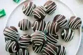 Trufas de galletas Oreo cubiertas con chocolate Andes y adornadas con glaseado color menta